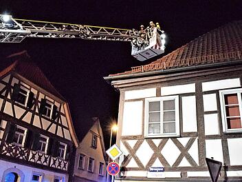 Von der Feuerwehrdrehleiter aus wurde vorsorglich auch der Dachbereich des Gebäudes von den Feuerwehrleuten abgesucht, in dem ein Zimmerbrand entstanden war.