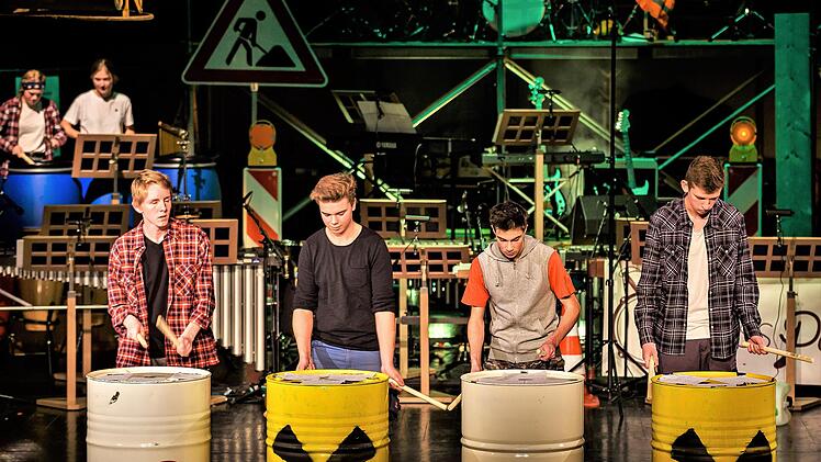 Sogar alten Fässern entlocken die Kiss-Percussiva-Musiker Linus Schneider (von links), Jascha Bauer-Heilmann, Daniel Ellert und Philipp Kirchner noch melodiöse Klänge.