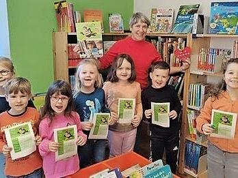 Die Kinder sind stolz auf ihren Erfolg und präsentieren ihren Bibliotheksführerschein.