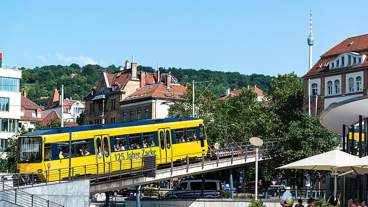 STUTTGART, GERMANY – JULY 27, 2013: Zacke, the gearwheel driven train is leaving Marienplatz on July 27, 2013 in Stuttgart, Germany. Marienplatz is a central plaza in Stuttgart, surrounded by the hills of the town that are hard to reach by a conventional train. Hence the Zacke is going up there for 125 years already.Stuttgart Marienplatz and Zacke train  von Frank Gärtner