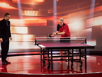 Moderator Kai Pflaume (links) staunt, wie gut Frank Thelen Tischtennis spielen kann.