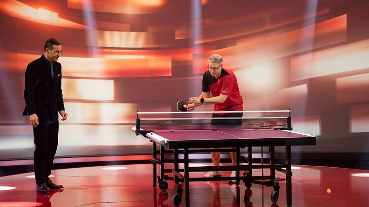 Moderator Kai Pflaume (links) staunt, wie gut Frank Thelen Tischtennis spielen kann.