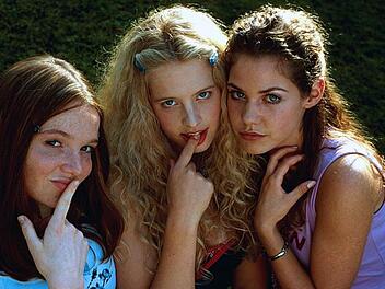 Drei Sch&uuml;lerinnen treibt eine einzige Frage um: Wie kommt Frau zum H&ouml;hepunkt? Vor 25 Jahren machte "M&auml;dchen, M&auml;dchen" (Bild) ihre Darstellerinnen und Darsteller zu Stars, darunter Diana Amft (Mitte), Karoline Herfurth (links) und Felicitas Woll.