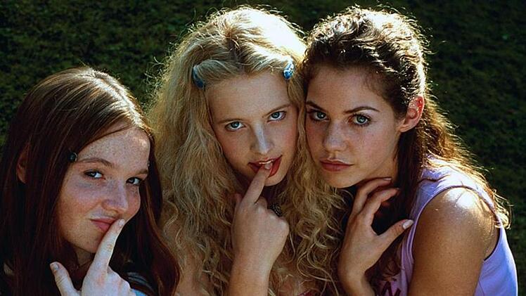 Drei Sch&uuml;lerinnen treibt eine einzige Frage um: Wie kommt Frau zum H&ouml;hepunkt? Vor 25 Jahren machte "M&auml;dchen, M&auml;dchen" (Bild) ihre Darstellerinnen und Darsteller zu Stars, darunter Diana Amft (Mitte), Karoline Herfurth (links) und Felicitas Woll.