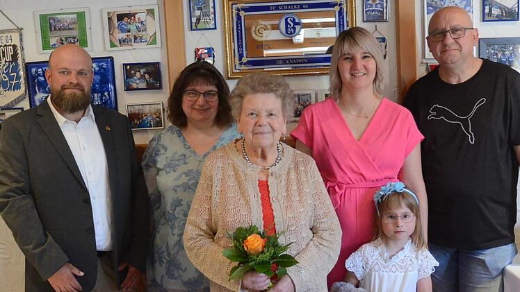 Zum 85. Geburtstag von Gisela Buckreus (Mitte) gratulierten (von links) Zweiter B&uuml;rgermeister Andreas Scherbel, Tochter Ramona Buckreus, Enkelin Nina Engelhardt, Urenkelin Elly Engelhardt und Sohn Ralf Buckreus.