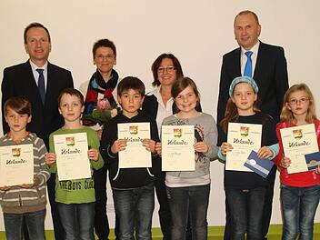 Auf das Siegerpodest bei den Kreismeisterschaften kamen diese Schüler: Vordere Reihe (von links) Kreissieger Paul Nowak mit Simon Seifert und Tim Bronst, Kreissiegerin Lea Berger mit Lina Behr und Nora Streile mit den Gratulanten (hintere Reihe von links) Bürgermeister Michael Ziegler, Organisatorin KR Barbara Hahn, Rektorin Angelika Schmitt sowie Vorstand Horst Brochloß-Gerner von der Raiffeisenbank, die den Wettbewerb sponserte. Foto: Günther Geiling