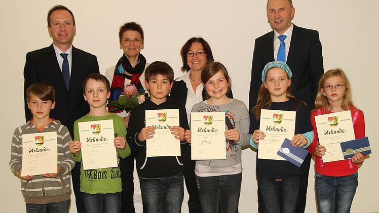 Auf das Siegerpodest bei den Kreismeisterschaften kamen diese Schüler: Vordere Reihe (von links) Kreissieger Paul Nowak mit Simon Seifert und Tim Bronst, Kreissiegerin Lea Berger mit Lina Behr und Nora Streile mit den Gratulanten (hintere Reihe von links) Bürgermeister Michael Ziegler, Organisatorin KR Barbara Hahn, Rektorin Angelika Schmitt sowie Vorstand Horst Brochloß-Gerner von der Raiffeisenbank, die den Wettbewerb sponserte. Foto: Günther Geiling