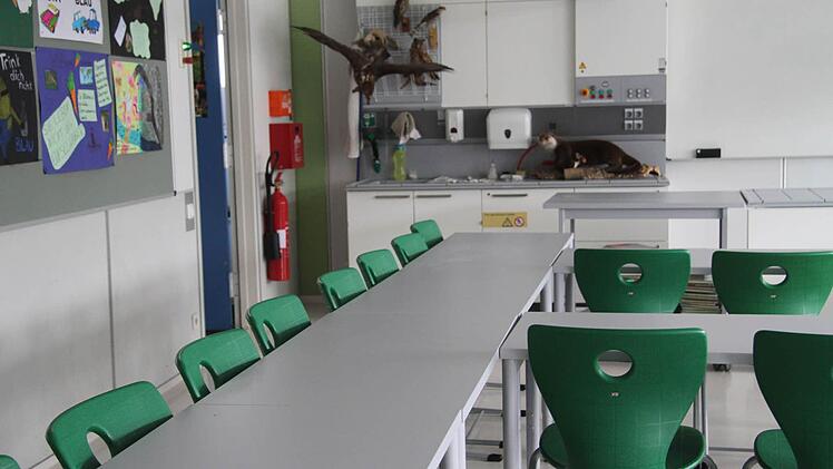 Der Biologiesaal ist mit grünen Stühlen ausgestattet Foto: Sonja Adam