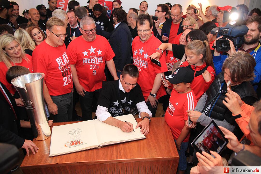 Meister-Party am Maxplatz