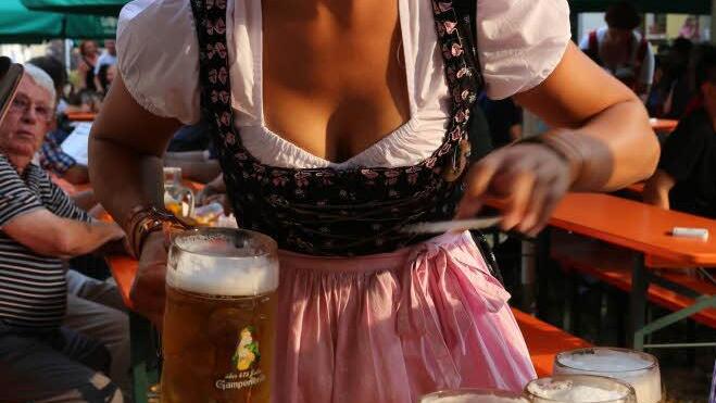 Johanna Dautel bringt das Bier.  Foto: Barbara Herbst