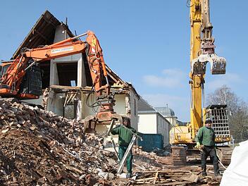 Die Arbeiten sind in vollem Gange: In der Rhön-Kaserne werden derzeit etliche Gebäude abgerissen. Foto: Ulrike Müller