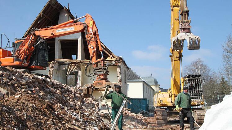 Die Arbeiten sind in vollem Gange: In der Rhön-Kaserne werden derzeit etliche Gebäude abgerissen. Foto: Ulrike Müller