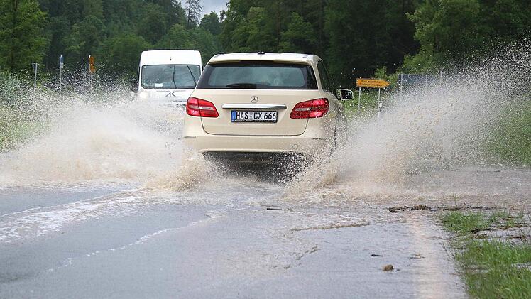 Zwischen Gleisenau und Breitbrunn stand das Wasser phasenweise auf der Staatsstraße. Es spritzte bei der Durchfahrt. Foto: Günther Geiling