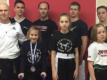 Das diesmal zahlenmäßig kleine Eberner Kickboxteam kehrte mit sieben Podestplätzen vom Bayernpokal zurück. Hintere Reihe von links Leonard Müller, Stefan Güßbacher, Dominique Zeitler, Max Schmidt, vordere Reihe von links Trainer Jürgen Schorn, Jule Greul, Alea Genslein und Jan-Uwe Sauerteig