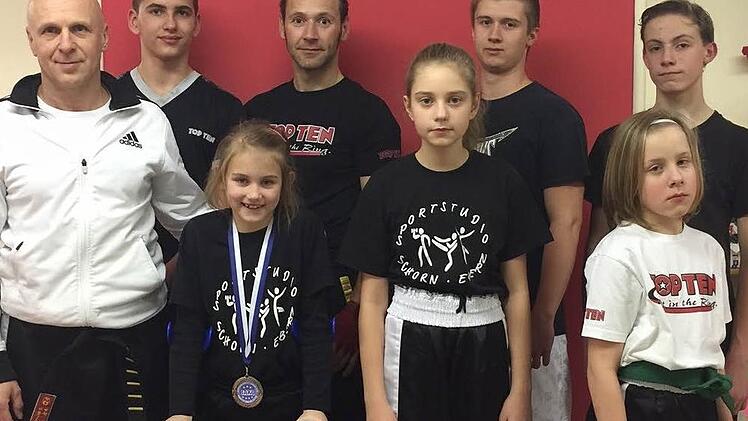 Das diesmal zahlenmäßig kleine Eberner Kickboxteam kehrte mit sieben Podestplätzen vom Bayernpokal zurück. Hintere Reihe von links Leonard Müller, Stefan Güßbacher, Dominique Zeitler, Max Schmidt, vordere Reihe von links Trainer Jürgen Schorn, Jule Greul, Alea Genslein und Jan-Uwe Sauerteig