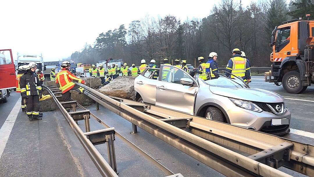 Massenunfall auf der A3 bei Nürnberg: Lkw kracht in Mittelschutzplanke - Ladung schleudert auf Gegenfahrbahn