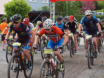 Gleich beim Start der Altersklasse Herren 2 setzte sich der Lokalmadator vom RVC Trieb und spätere Sieger Daniel Erhart (vorne im orangefarbenen Trikot) an die Spitze. Foto: Alfred Thieret