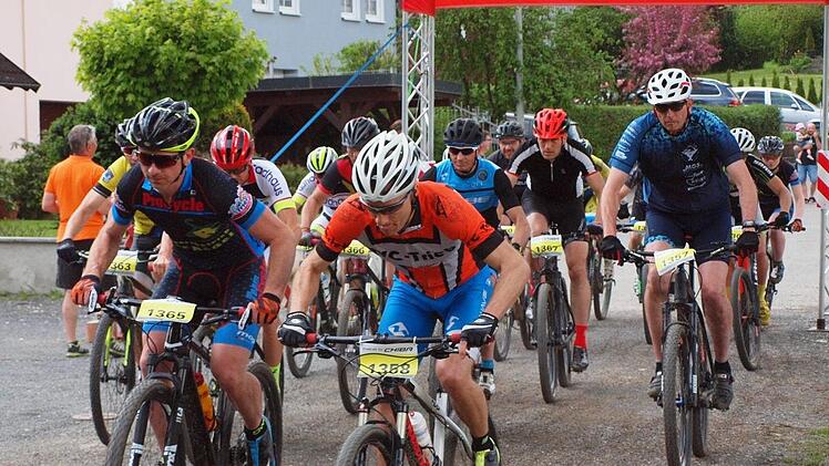 Gleich beim Start der Altersklasse Herren 2 setzte sich der Lokalmadator vom RVC Trieb und spätere Sieger Daniel Erhart (vorne im orangefarbenen Trikot) an die Spitze. Foto: Alfred Thieret