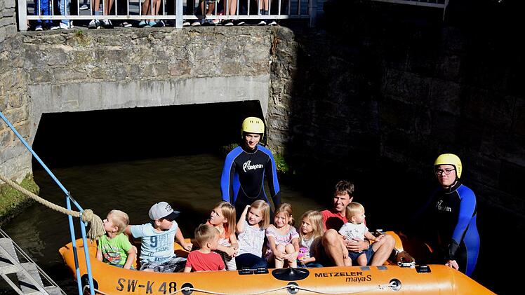 An die Kinder war bei diesem gro&szlig;en B&uuml;rgerfest gedacht: Das Boot der Wasserwacht war stets voll.