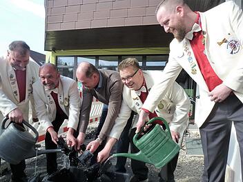 Wolfgang Gumbert, Carlo Sais, Harald Rotschka, Thorsten Ott und S&ouml;ren Hahn (v. l.) waschen ihre Geldbeutel in der Hoffnung, neues Geld hineinzusp&uuml;len.    Foto: Thomas Sch&ouml;bel