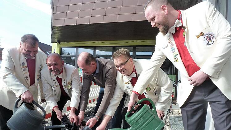 Wolfgang Gumbert, Carlo Sais, Harald Rotschka, Thorsten Ott und S&ouml;ren Hahn (v. l.) waschen ihre Geldbeutel in der Hoffnung, neues Geld hineinzusp&uuml;len.    Foto: Thomas Sch&ouml;bel