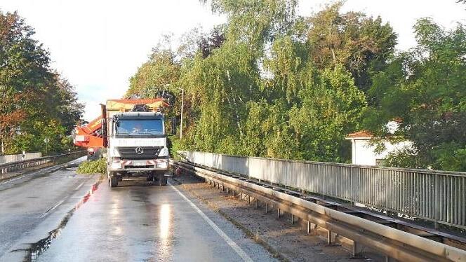 Der Baum blockierte vom Wildbad aus noch einen großen Teil der Nordtangente in Haßfurt, die wegen der Räumarbeiten der Wehr am Montagvormittag gesperrt werden musste. Fotos: Julian Weidinger