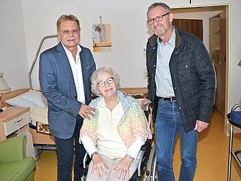 Thea Spindler erhielt zum 85. Geburtstag zahlreiche Glückwünsche. Auch Bürgermeister Wolfgang Beiergrößlein (links) und Innungsmeister Ulrich Oßmann gratulierten der Jubilarin zu ihrem hohen Ehrentag.  Foto: K.- H. Hofmann