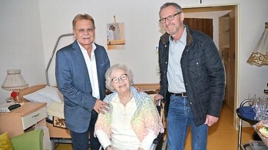Thea Spindler erhielt zum 85. Geburtstag zahlreiche Glückwünsche. Auch Bürgermeister Wolfgang Beiergrößlein (links) und Innungsmeister Ulrich Oßmann gratulierten der Jubilarin zu ihrem hohen Ehrentag.  Foto: K.- H. Hofmann