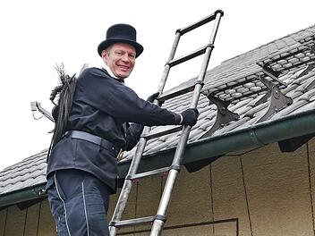 Schornsteinfeger Andreas Binder (51) steigt seinen Kunden aufs Dach.
