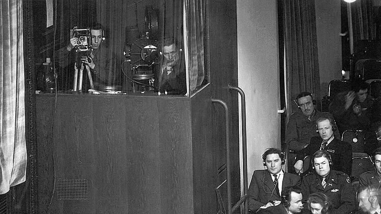 Fr&uuml;hling 1946: Im Schwurgerichtssaal 600 waren eigene Kabinen f&uuml;r die Filmkameras aufgebaut. Die in N&uuml;rnberg versammelten Journalisten werden Zeugen des beginnenden Tauziehens zwischen den Westm&auml;chten und der Sowjetunion.