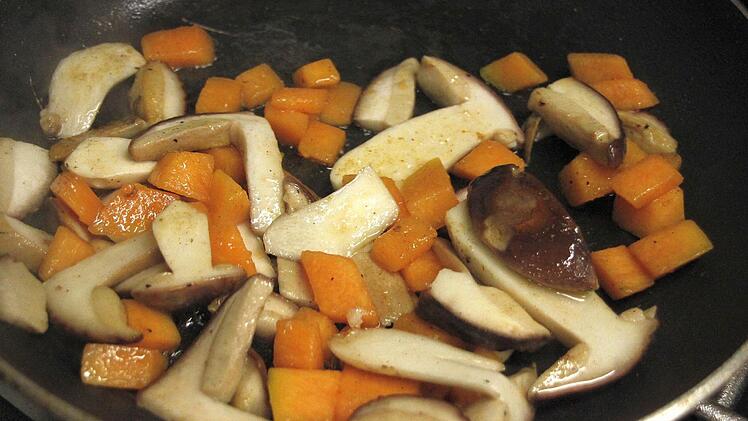 Beides in  Olivenöl anbraten...