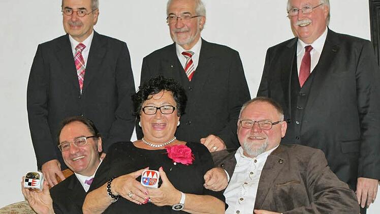 Gruppenbild mit Dame: die frisch gekürten "Frankenwürfel"-Preisträger (vorne,  von links) Bernd Händel, Hannelore Hock und Hans-Joachim Hansen mit ihren Laudatoren, den Regierungspräsidenten Thomas Bauer, Paul Beinhofer und Wilhelm Wenning (hinten, von links). Foto: Jochen Nützel