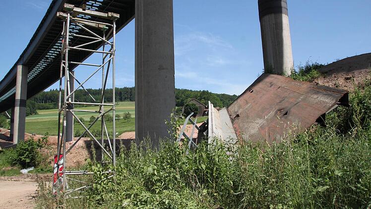 Sie werden mit Metall-Teilen verstärkt.
