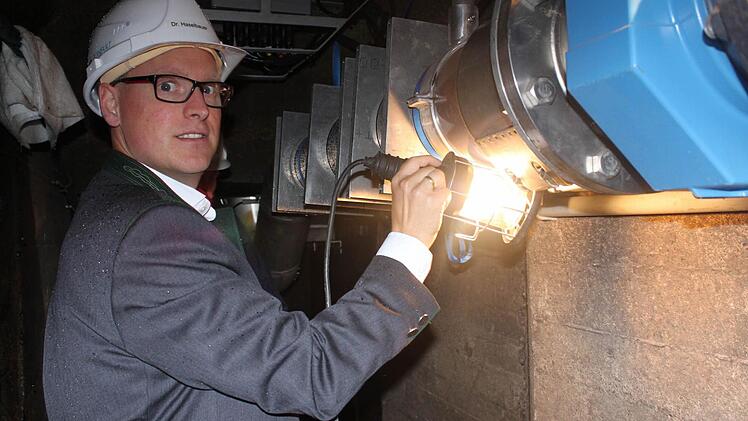 Matthias Haselbauer steht unter dem Wasserkraftwerk vor dem durchsichtigen Rohr aus Plexiglas. Seit zwei Wochen zählen die Messringe die Aale, die durch das Rohr schwimmen. Auf ihrer Wanderung in den Atlantik legen sie mehrere tausend Kilometer zurück. Foto: Carmen Schmitt