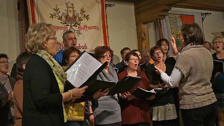 Im Takt: Die Chemie im gemischten Chor stimmt. Fotos: Gerd Schaar