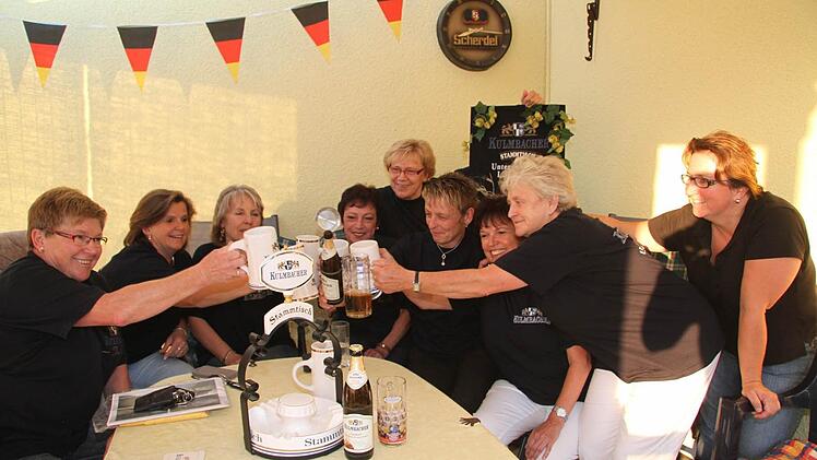 Der "Unterstanicher Löschtrupp" ist ein reiner Frauenstammtisch. Und deshalb bauen die Damen nicht, sondern nähen. Letztes Jahr ernteten sie als "Fässla" tosenden Applaus und kamen auf den zweiten Platz.