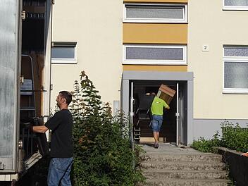 Dder Transport von Möbeln in die neuen Räume für Asylbewerber in der ehemaligen Kaserne hat begonnen.  Foto: Johanna Eckert