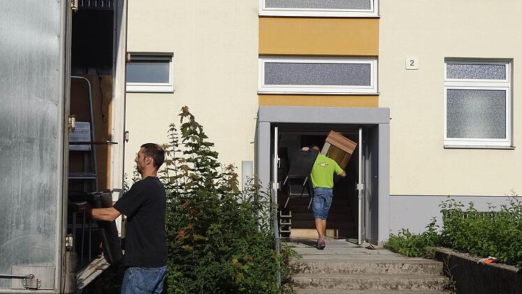 Dder Transport von Möbeln in die neuen Räume für Asylbewerber in der ehemaligen Kaserne hat begonnen.  Foto: Johanna Eckert