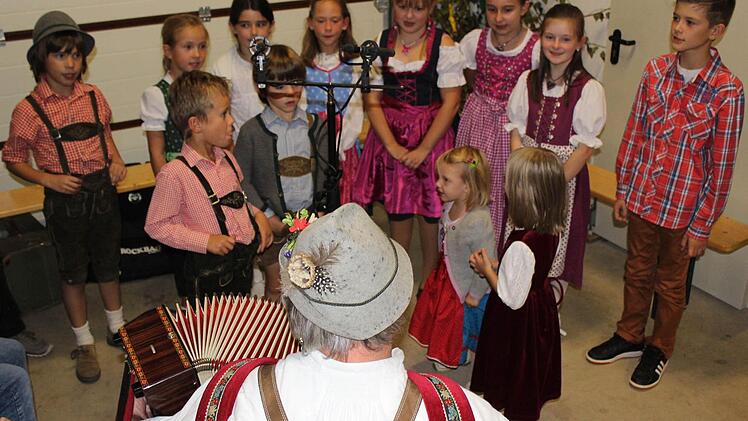 Sigi Ottenschläger (vorne) und die Steinbacher Kindersinggruppe