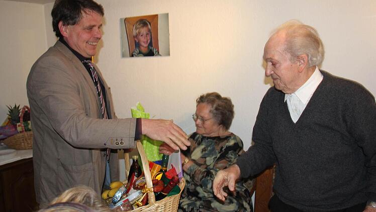 Bürgermeister Niediek kam mit Geschenkkorb und Blumenstrauß.Foto: Ralf Kestel