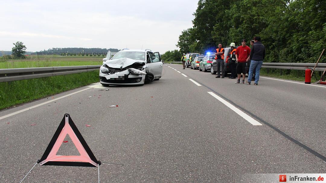 Fahrzeuge kollidieren auf Staatsstrasse