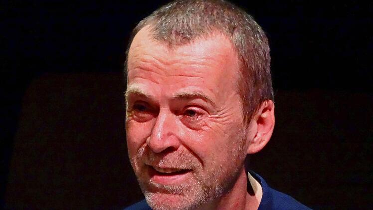 Der Autor Stefan Kunzke beim musikalisch-literarischen Abend in der Coburger ReithalleFoto: Jochen Berger