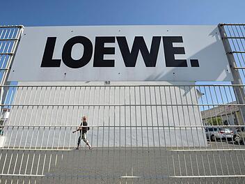 Der Zaun vor dem Gelände der Firma Loewe in Kronach. Foto: Timm Schamberger, dpa