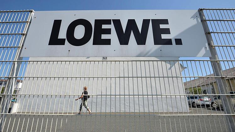 Der Zaun vor dem Gelände der Firma Loewe in Kronach. Foto: Timm Schamberger, dpa