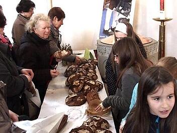 Die Solibrote waren bei den Gottesdienstbesuchern sehr gefragt. Fotos: Richard Sänger