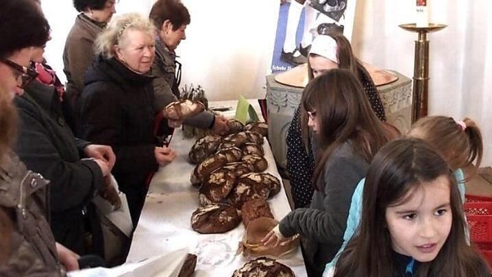 Die Solibrote waren bei den Gottesdienstbesuchern sehr gefragt. Fotos: Richard Sänger