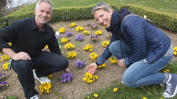 Peter Diller und Yvonne Reinlein sind für die Bepflanzung zuständig. Foto: Matthias Einwag