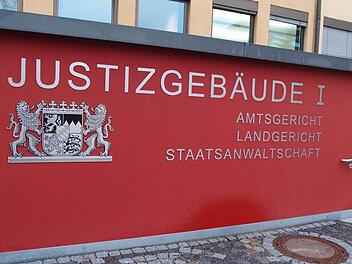 Vor dem Landgericht Coburg standen im Prozess gegen einen Kronacher Ex-Polizisten Zeugenvernehmungen bzw. die Aussage eines Gutachters an.Archiv/Jochen Berger