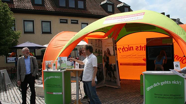 Bürgermeister Waldemar Bug (links) stellte den geplanten Zukunfts- und Energiestammtisch vor. Foto: Gabriele Sell