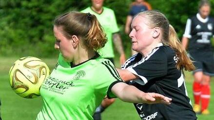Anika Maurer (re.) steuerte einen Treffer zum 5:1-Sieg des SC Adelsdorf gegen den FC Schlaifhausen bei, der zusammen mit dem Ergebnis aus Nürnberg den Klassenerhalt des SCA bedeutete. Foto:  Picturedreams